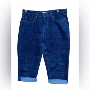 Levi’s Blue Denim Crop Cuffed Capri Jeans in Size 8.